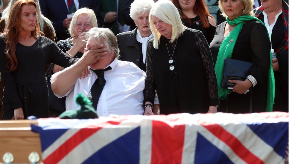 Родители Бретта Сэвиджа, изображенные на его похоронах в пятницу, говорят, что они «очень убиты горем»