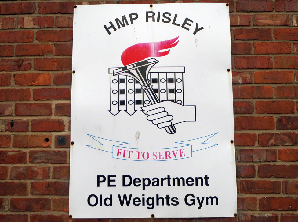 Знак спортзала на HMP Risley