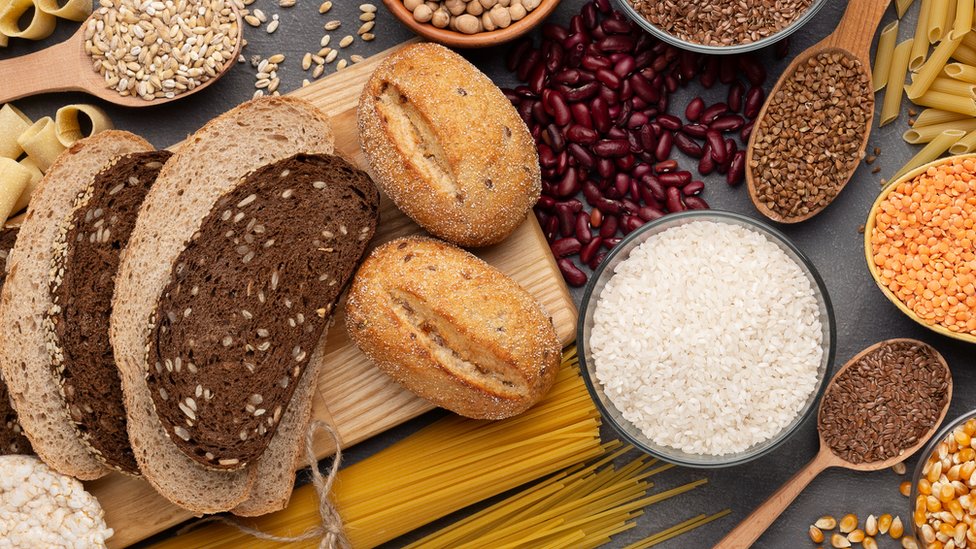 Alimentos Ricos En Carbohidratos En Una Báscula Fotos, retratos, imágenes y  fotografía de archivo libres de derecho. Image 85195648