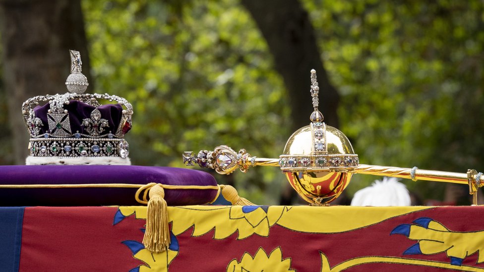 已故女王靈柩上的帝國皇冠、寶珠和權杖