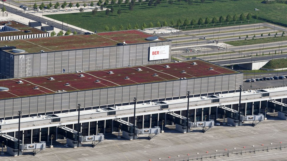 Вид с воздуха показывает недостроенный международный аэропорт Берлина-Бранденбурга BER Willy Brandt в Шенефельде, восточная Германия