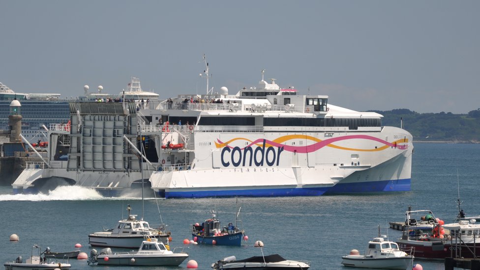 Condor Liberation покидает гавань Сент-Питер-Порт на острове Гернси