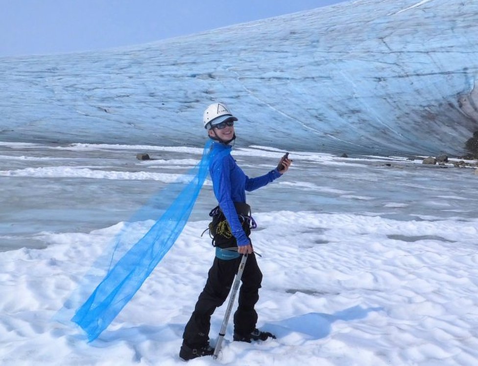 Celeste Labedz posa junto a su capa en el glaciar