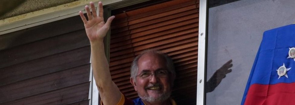 Антонио Ледесма машет рукой из окна своей резиденции в Каракасе, Венесуэла, 16 июля 2017 г.