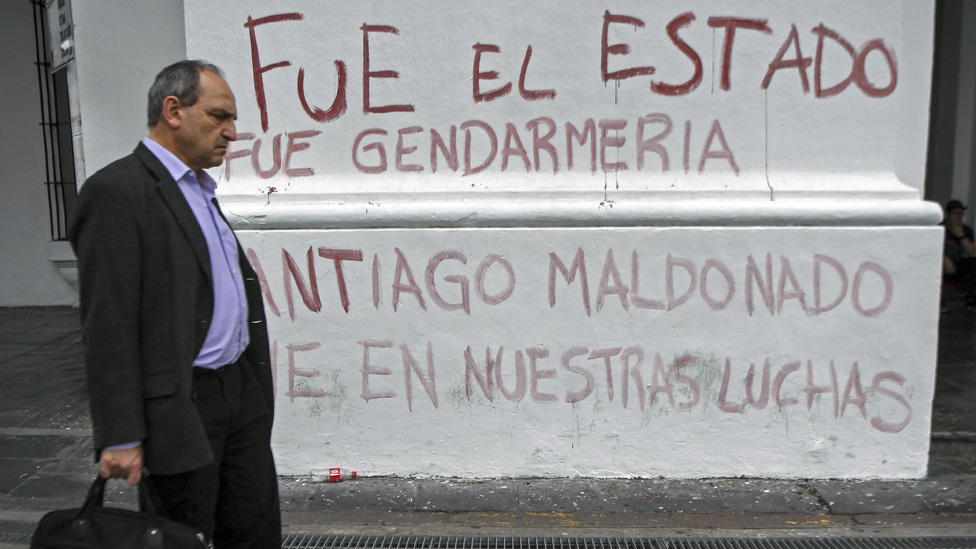 La operación de rescate sigue sin arrojar resultados el lunes en la tarde. La esperanza está puesta en la llegada del mini submarino estadounidense. Grafiti en Argentina