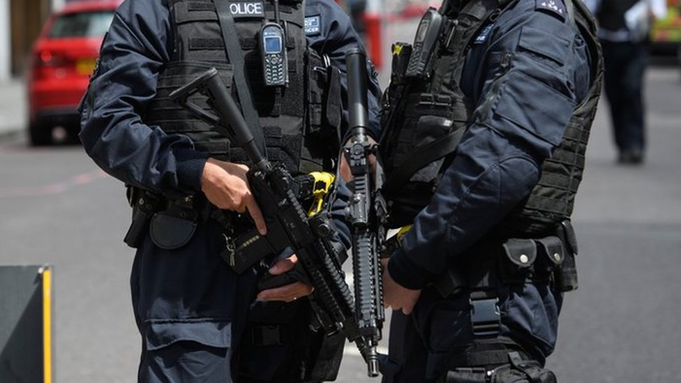 Вооруженная полиция стоит на страже возле станции London Bridge после теракта в столице, 4 июня 2017 г.