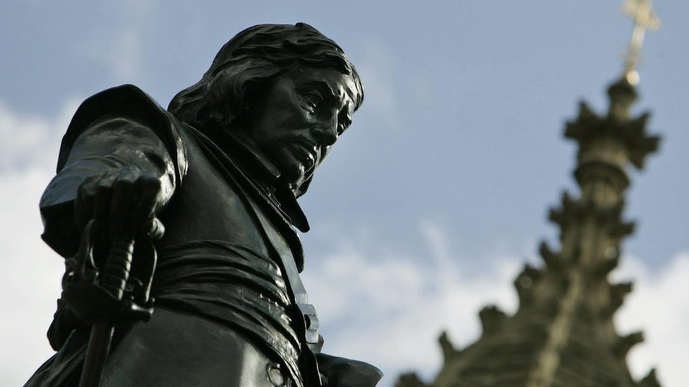 Статуя Оливера Кромвеля у здания парламента