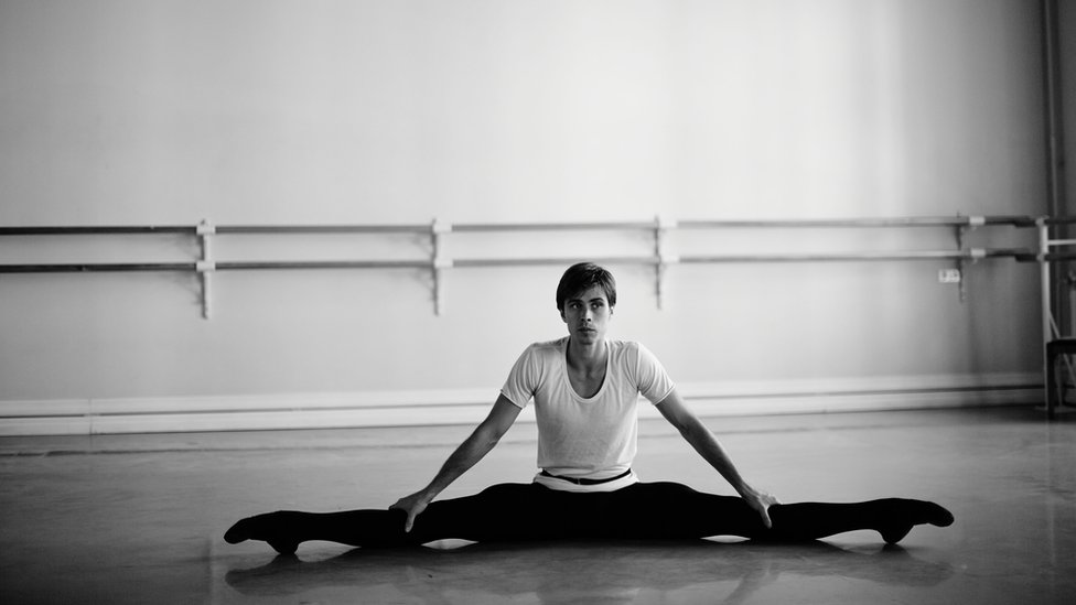Rudolf Nureyev desertó de la Unión Soviética en 1961, aprovechando una actuación en París, y pidió asilo político en Francia. Rudolf Nureyev