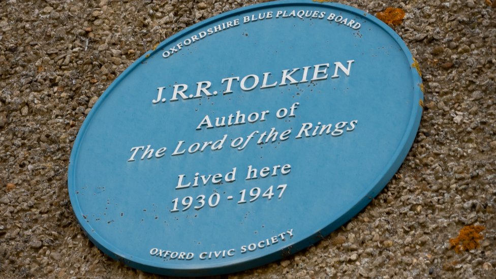 Голубая мемориальная доска в доме Толкина
