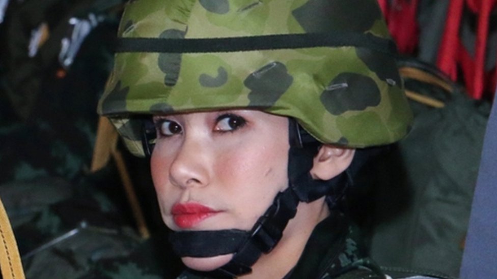 El nombramiento de Sineenat como concubina de Maha Vajiralongkorn, rey de Tailandia, se produjo solo dos meses después de que éste contrajera matrimonio con su cuarta esposa. El nombramiento de Sineenat como concubina de Maha Vajiralongkorn, rey de Tailandia, se produjo solo dos meses después de que éste contrajera matrimonio con su cuarta esposa.