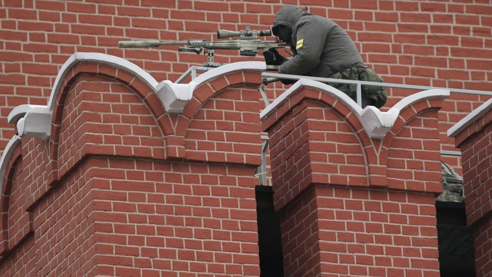 Un francotirador del FSO ubicado en una de las paredes del Kremlin, en el centro de Moscú.