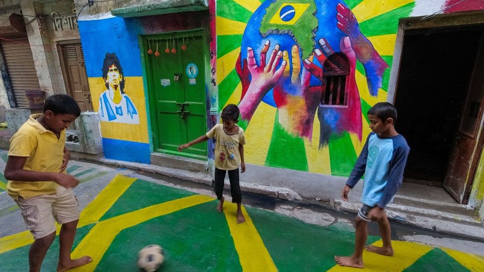 Crianças jogam bola em Calcutá