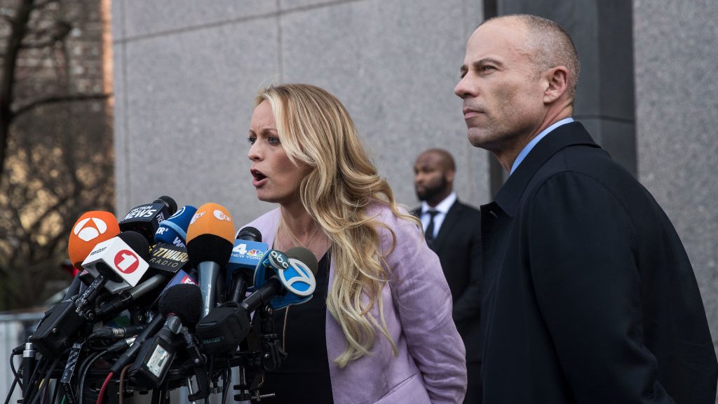 Michael Avenatti (der) con Stormy Daniels en 2018.