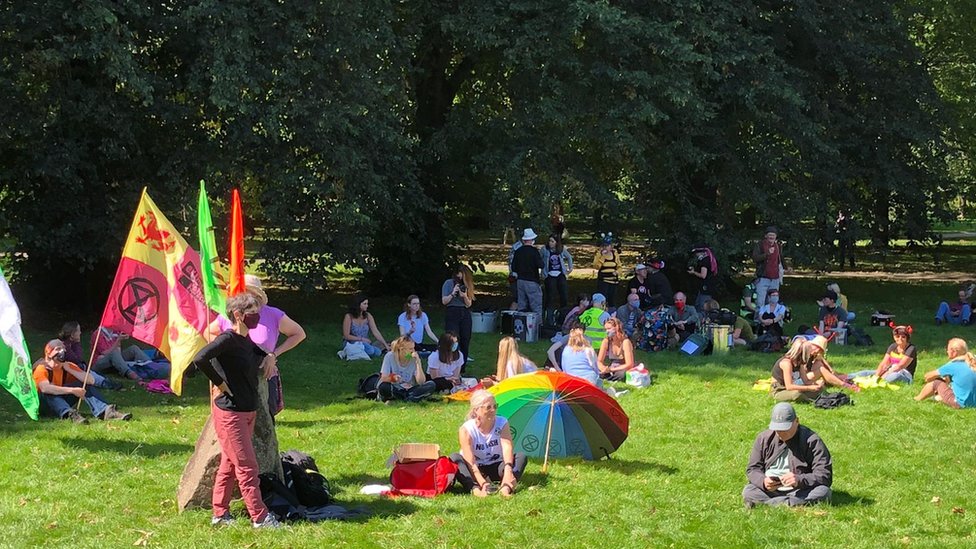 Cannoedd Mewn Protest Newid Hinsawdd Yng Nghaerdydd Bbc Cymru Fyw