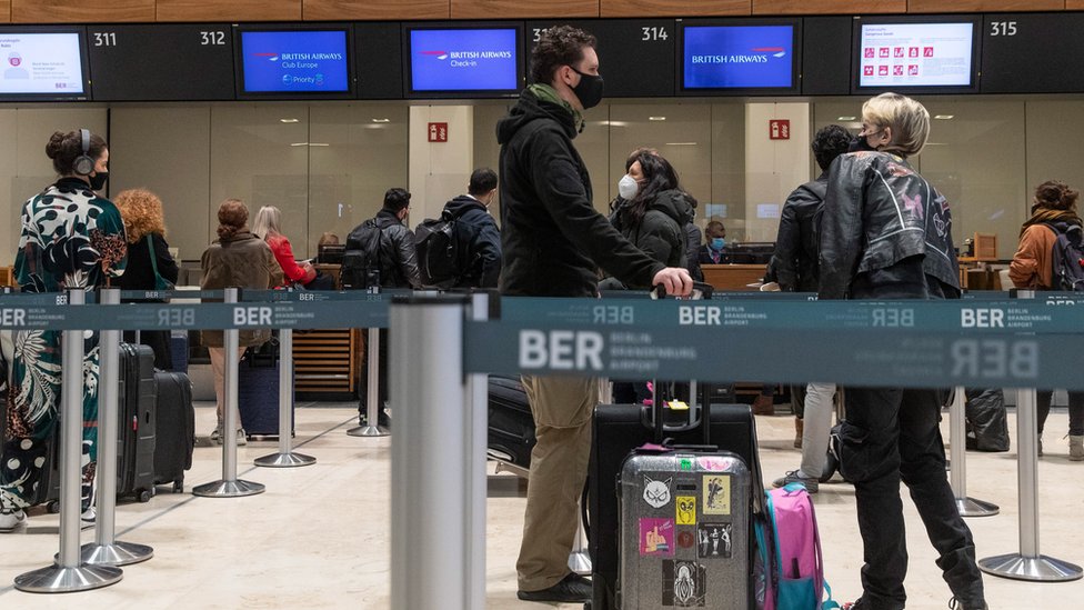 Pasajeros en el aeropuerto Berlín.