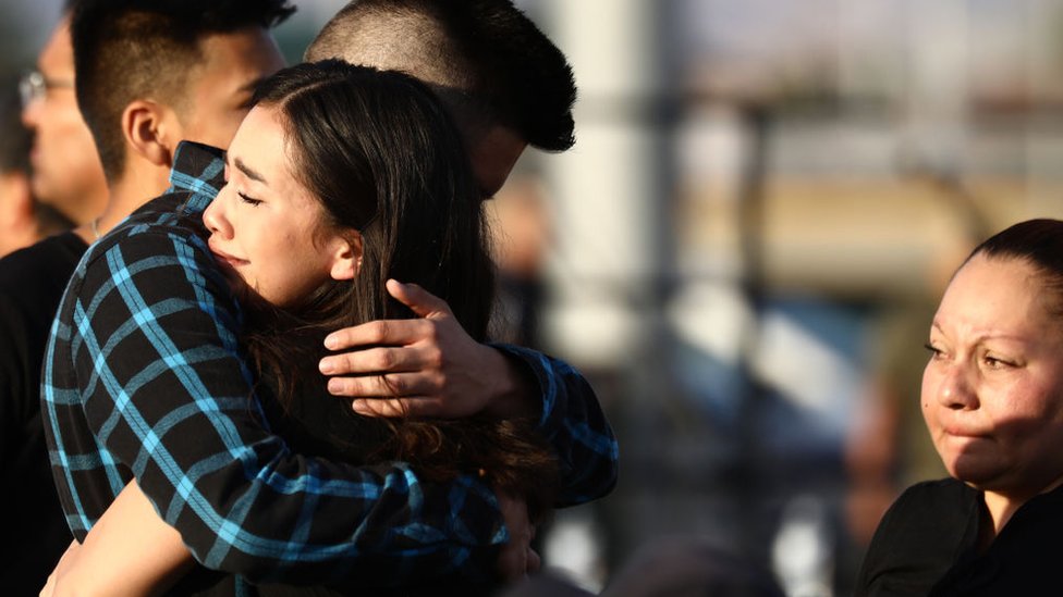 Unos jóvenes se abrazan en una vigilia en honor al estudiante del Horizon High School Javier Amir Rodríguez.