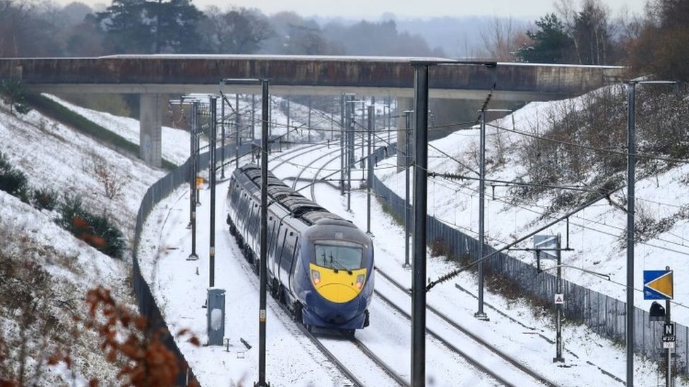 قطار يمر في أشفورد، في كنت، وهي واحدة من العديد من المناطق التي تساقطت فيها الثلوج يوم الجمعة
