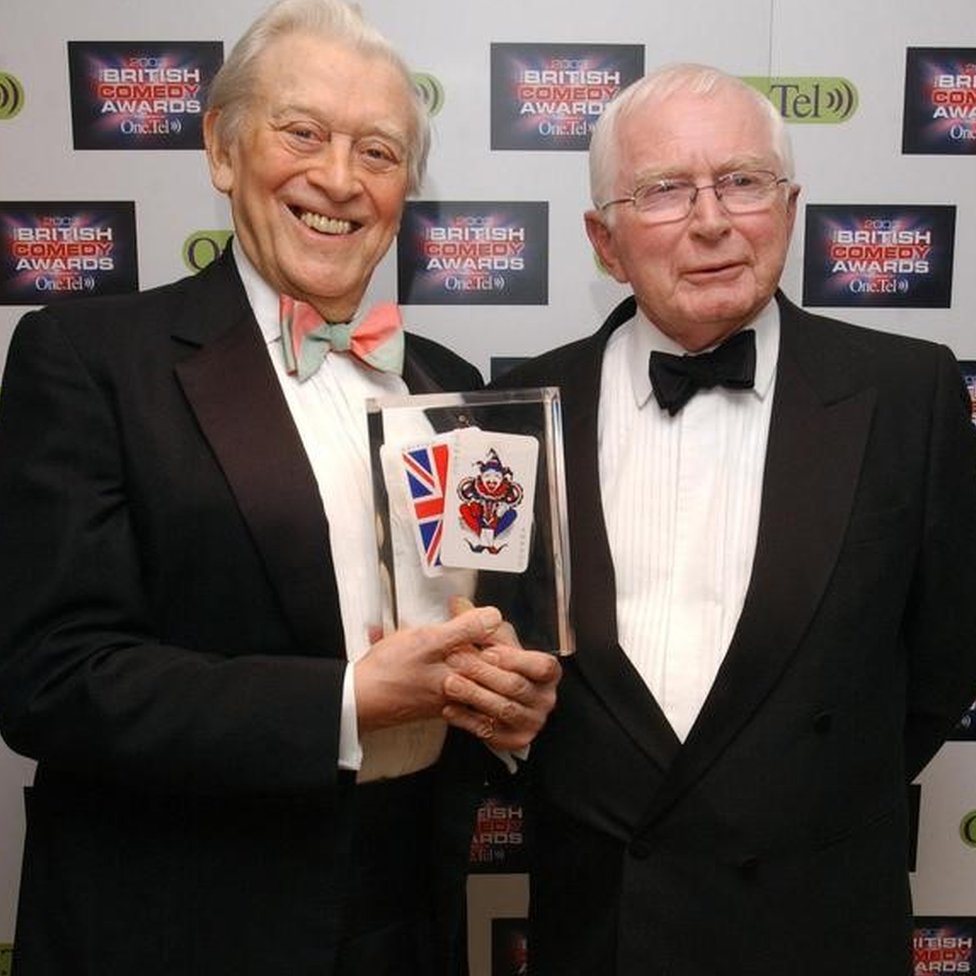 Джимми Перри (слева) и Дэвид Крофт с наградой за заслуги перед британской комедией