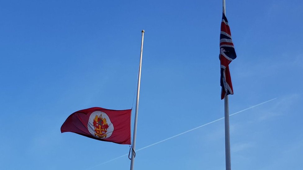 Флаги приспущены к общественному центру Вулверхэмптона