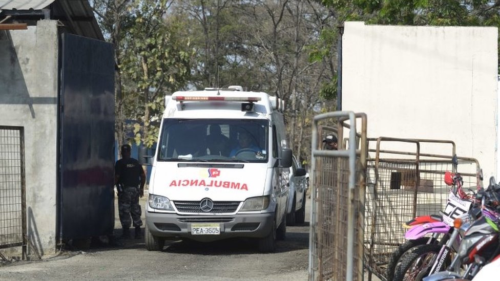 Una ambulancia saliendo del centro penitenciario