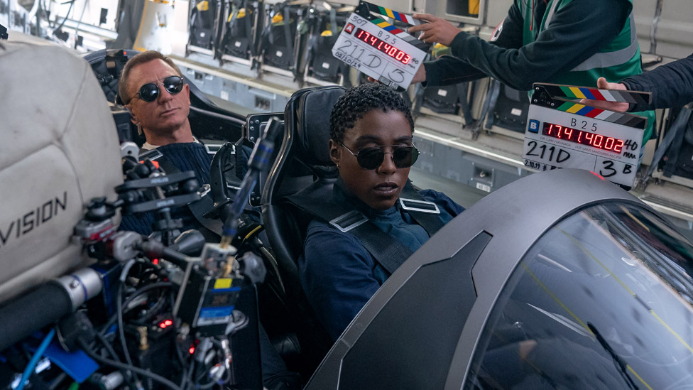 Daniel Craig y Lashana Lynch en el film No Time To Die