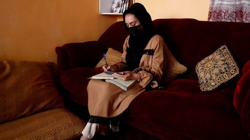 فتاة أفغانية تذاكر دروسها