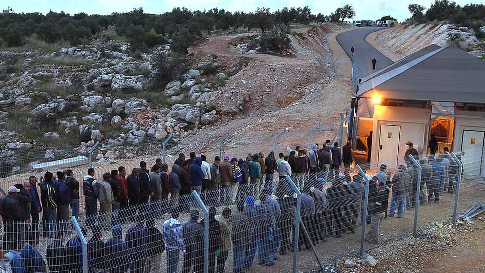 Una de las quejas palestinas: las largas filas para cruzar. Paso al territorio controlado por Israel
