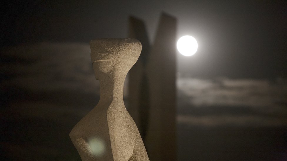 Estátua representa a Justiça em frente ao STF