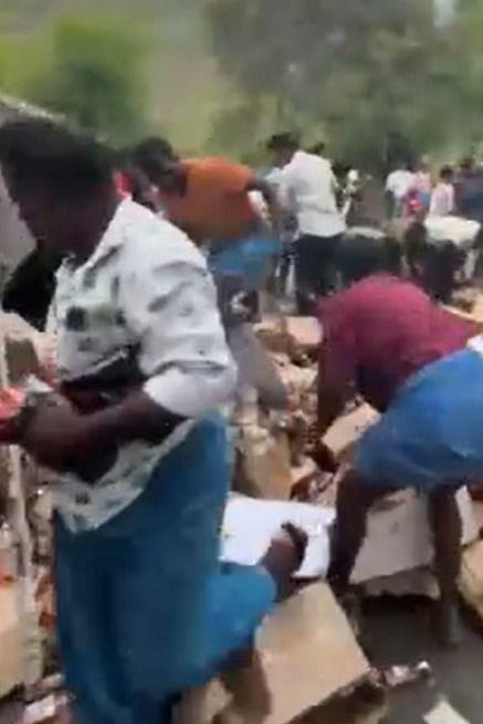 மதுபானங்களை ஏற்றிச் சென்ற வாகனம் ஒன்று நெடுஞ்சாலையில் கவிழ்ந்து விபத்துக்குள்ளானது.