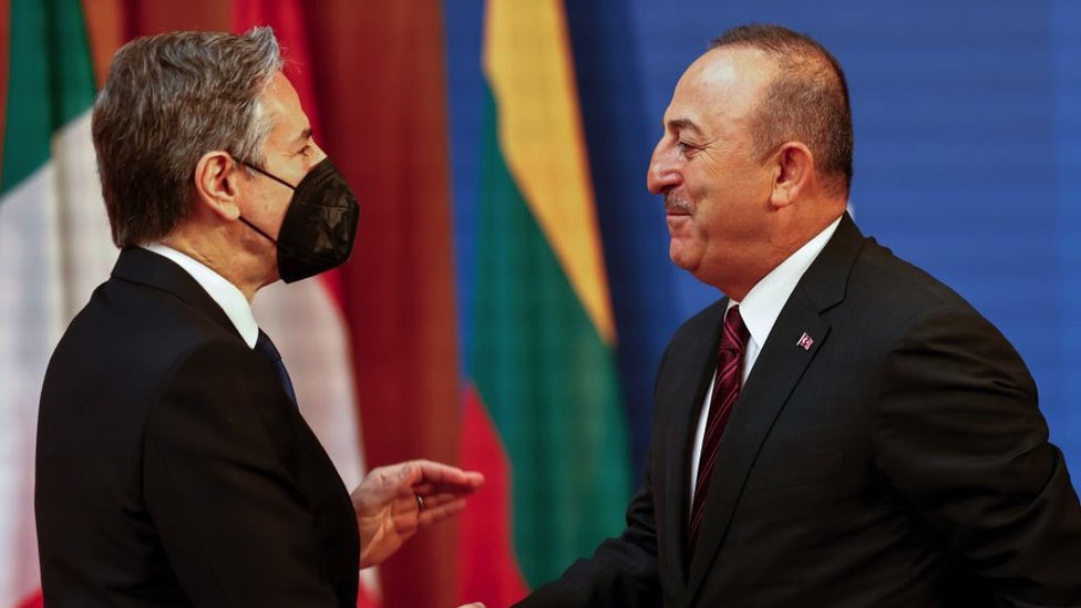 أنتوني بلينكين، وزير الخارجية الأمريكي يرحب بمولود جاويش أوغلو ، وزير خارجية تركيا، في بداية اجتماع غير رسمي لوزراء خارجية الدول الأعضاء في الناتو في 15 مايو 2022 في برلين ، ألمانيا.