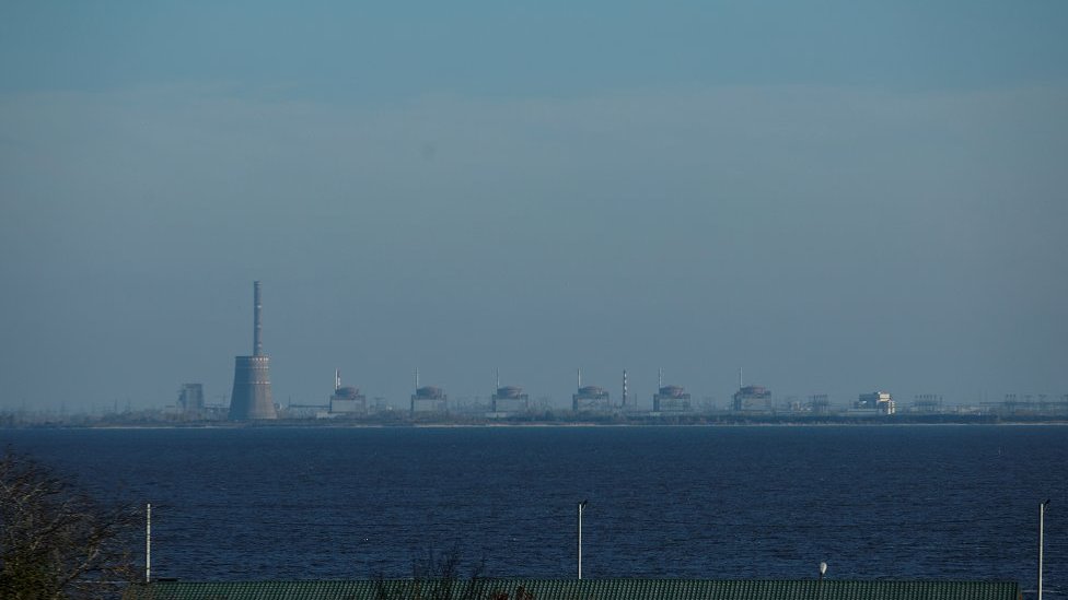 Pogled na nuklearnu elektranu Zaporožje iz Nikopolja