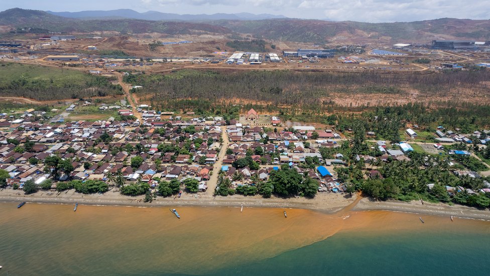 Crveni sediment se izliva iz reke u more u selu Kavasi u oktobru 2022