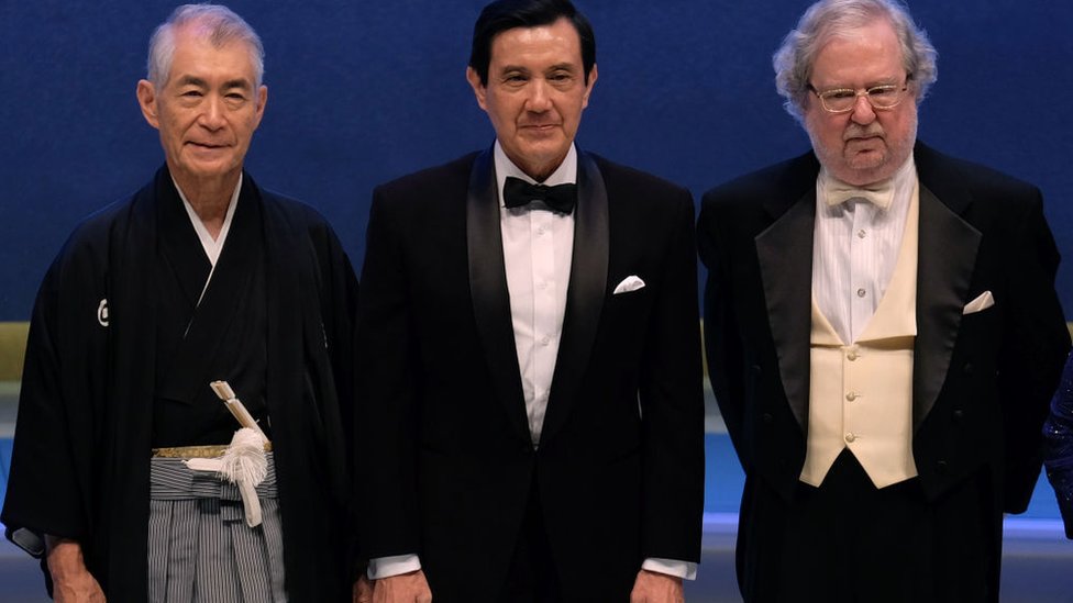 La foto tomada el 18 de septiembre de 2014 muestra al expresidente de Taiwán, Ma Ying-jeou (centro), posando con los ganadores del Premio Tang 2014, entre ellos Tasuku Honjo (izquierda) de Japón y James P Allison (derecha) de Estados Unidos.