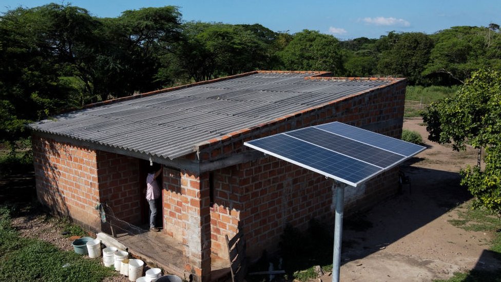 Casa rural con un panel solar