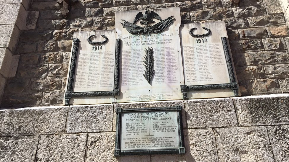 En el campanario del pueblo, una placa honra a los mexicanos que murieron luchando por Francia en la Primera Guerra Mundial. Memorial en Barcelonnette