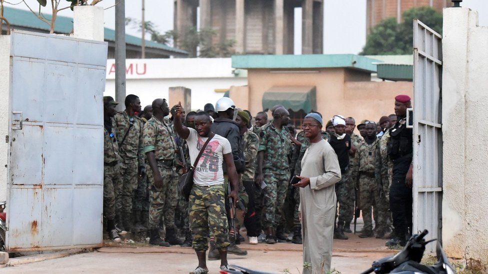 Солдаты-мятежники стоят у входа в резиденцию заместителя префекта в Буаке, Кот-д'Ивуар. 7 января 2017