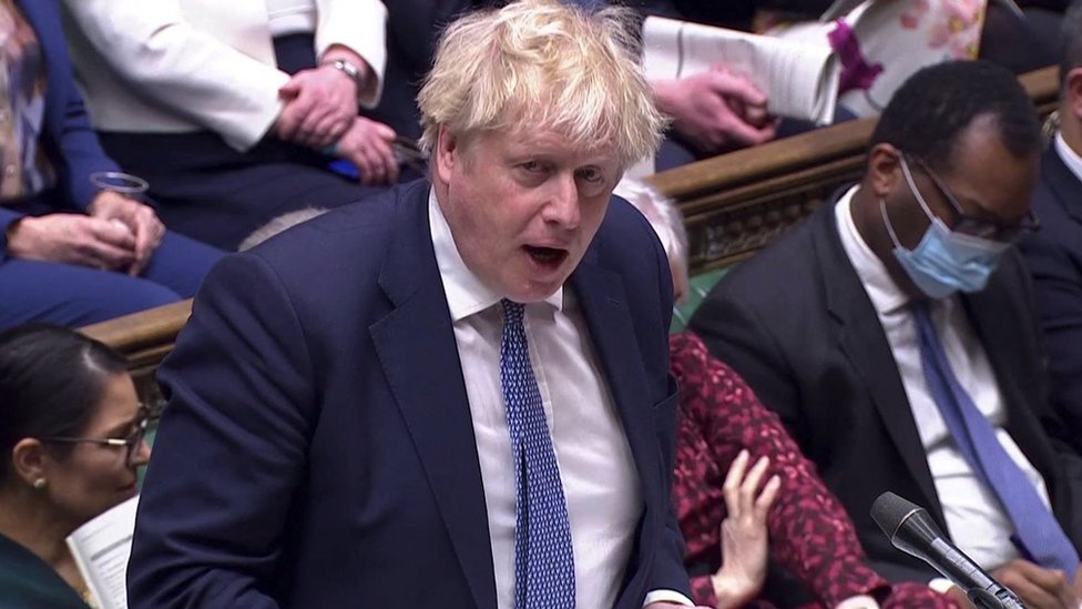 El primer ministro británico, Boris Johnson, habla durante el debate semanal del turno de preguntas en el Parlamento en Londres, el 2 de febrero de 2022