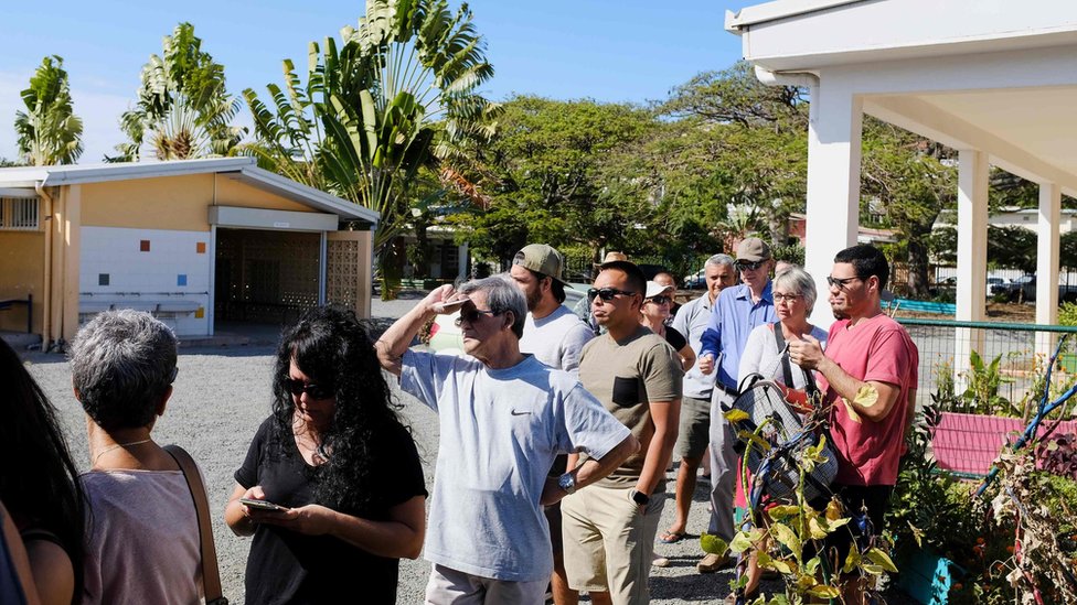 Gente esperando para votar