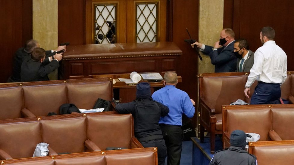 Pengunjuk rasa setelah masuk ke Gedung Capitol.