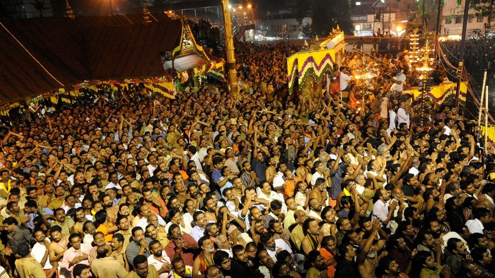 Индуистские преданные молятся в храме Сабаримала во время фестиваля Маравилакку, знаменующего завершение двухмесячного паломничества в храм Господа Айяппы в Керале, на юге Индии, 14 января 2011 года.
