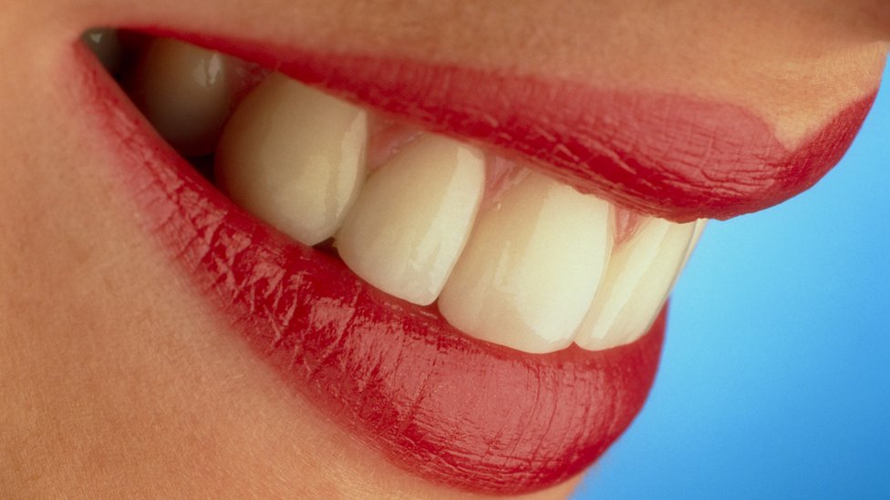 Крупным планом - рот женщины со здоровыми зубами