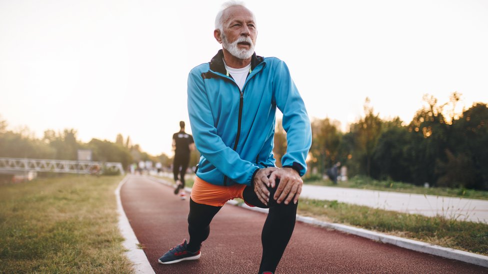 Hombre mayor haciendo ejercicio