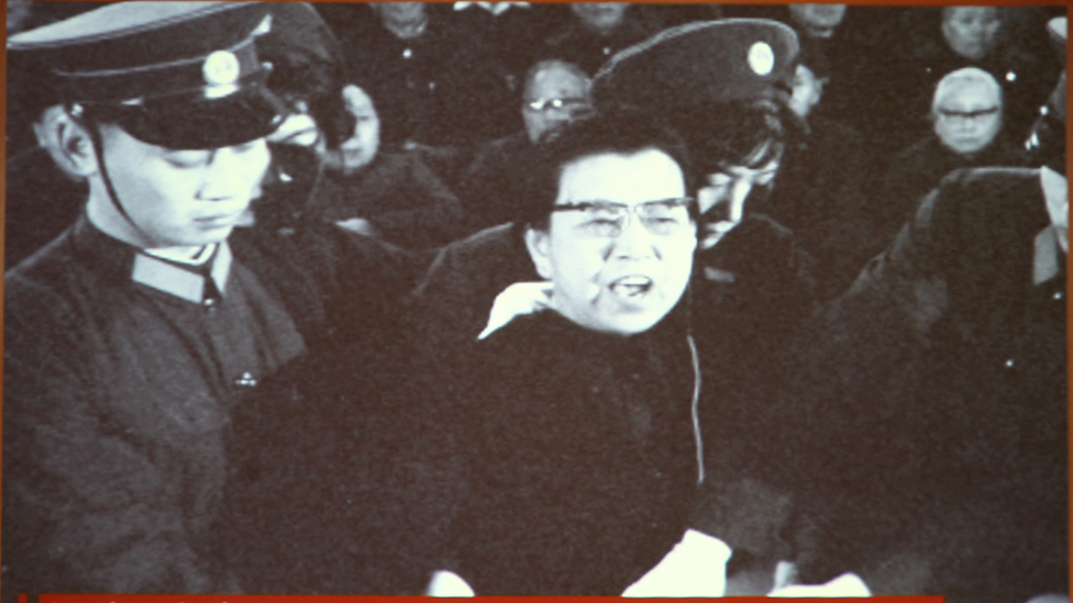 Una imagen del juicio de Jiang Qing exhibida en el Museo de la Corte China