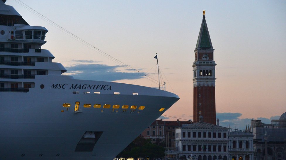 На этой файловой фотографии, сделанной 6 сентября 2015 года, запечатлен круизный лайнер на закате в Венеции.