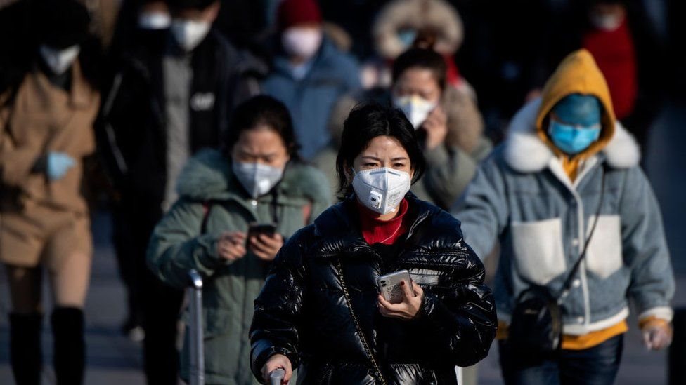 صينيون يستعينون بكمامات في مواجهة فيروس كورونا