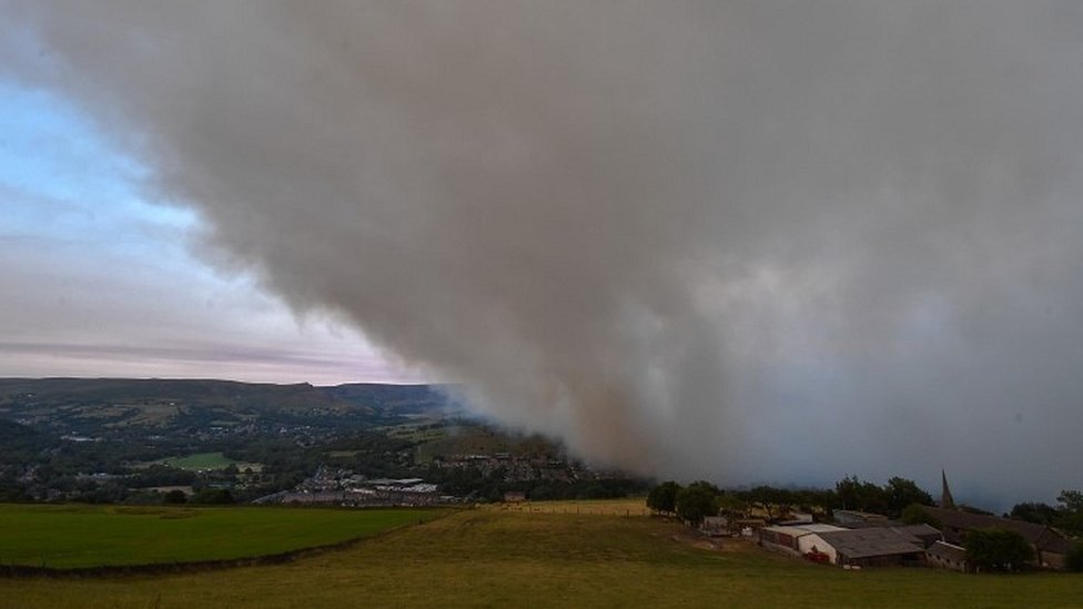 Большое облако дыма покрывает деревню Моссли