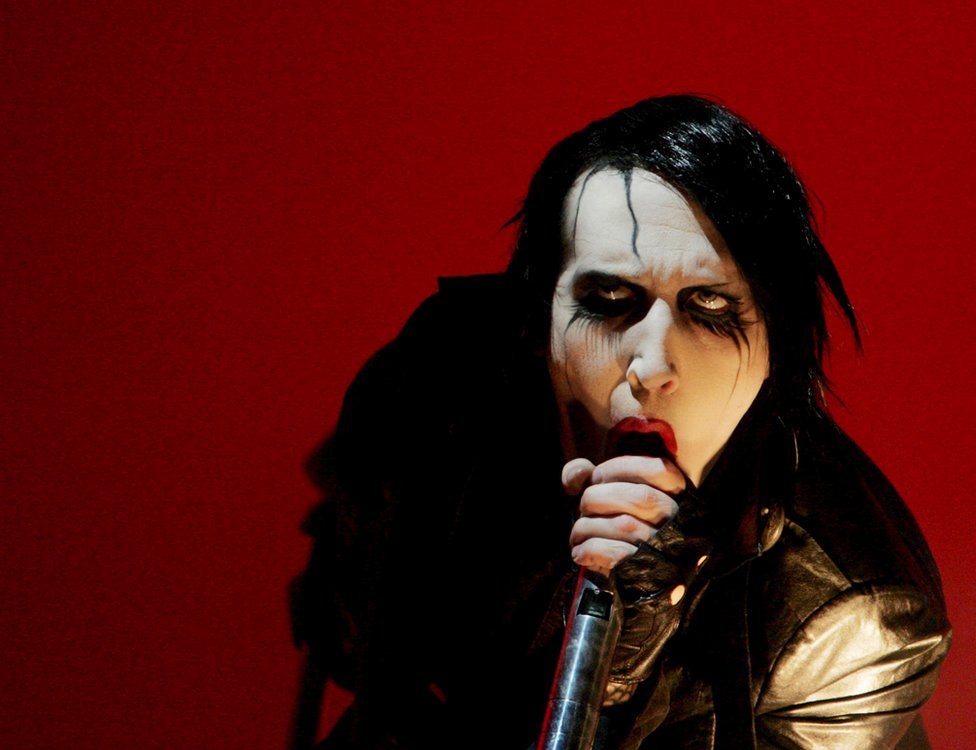 Plak şirketi Marilyn Manson ile olan sözleşmesini, başka kadınlardan da gelen benzer şikayetlerin ardından iptal etmişti