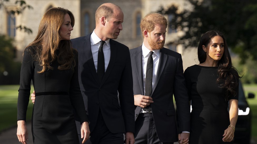 Kate, William, Harry e Meghan vestidos de preto