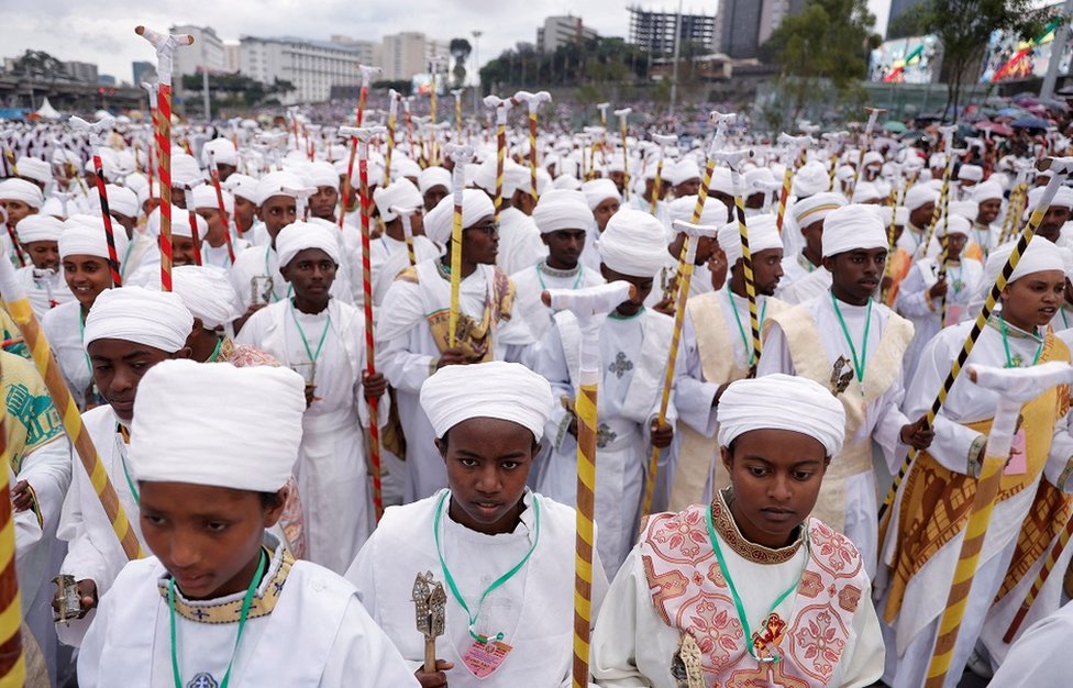 أعضاء الجوقة الأرثوذكسية الإثيوبية يغنون خلال احتفال ميسكل لإحياء ذكرى اكتشاف الصليب الحقيقي الذي صلب عليه يسوع المسيح في ميدان مسكل، في أديس أبابا، إثيوبيا، 26 سبتمبر/أيلول 2022