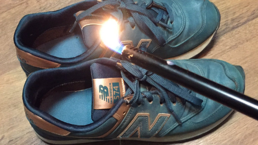Это фотография поджигаемых кроссовок New Balance.